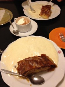 Apfelstrudel im Kaffeehaus Krönner