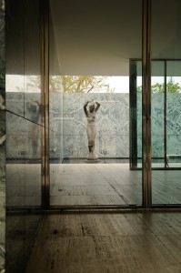 Barcelona Pavillon - Blick auf die Skulptur im Innenhof