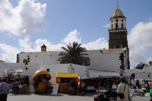 Marktstände und Pfarrkirche